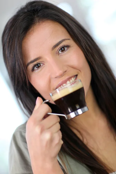 Retrato de mulher bonita bebendo café expresso — Fotografia de Stock