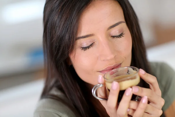 Portret van mooie vrouw espresso drinken — Stockfoto