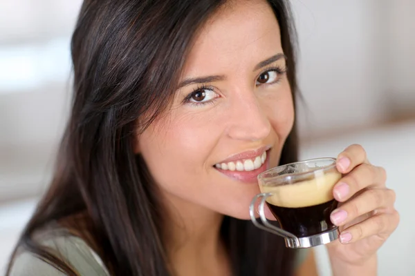 Retrato de una hermosa mujer bebiendo espresso — Foto de Stock