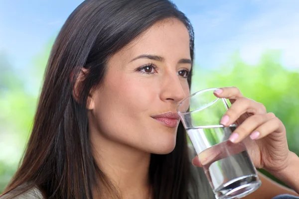 Portret van lachende vrouw drinkwater — Stockfoto