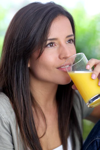 Jovem mulher bebendo suco de frutas frescas — Fotografia de Stock