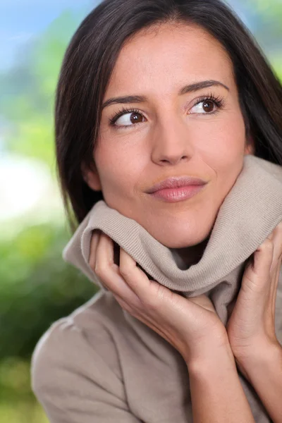 Portait di bella donna che indossa maglione dolcevita — Foto Stock