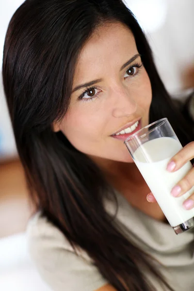 Atractiva joven bebiendo leche fresca — Foto de Stock