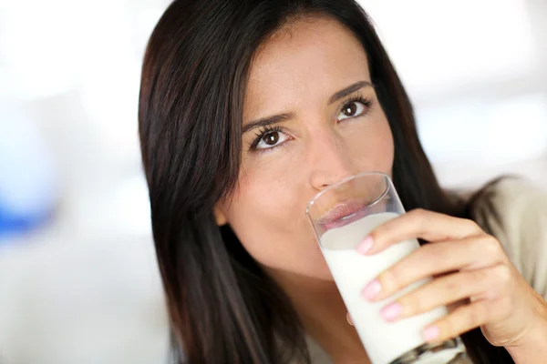 魅力的な若い女性は新鮮な牛乳を飲む — ストック写真