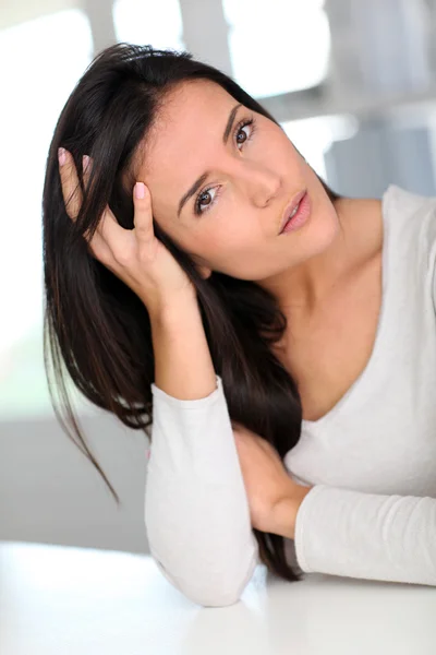 Retrato de mujer con dolor de cabeza — Foto de Stock