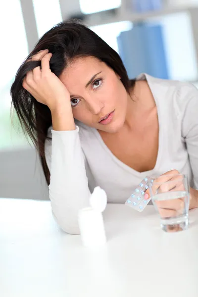 Kobieta biorąc leki Oslabi ból głowy — Zdjęcie stockowe