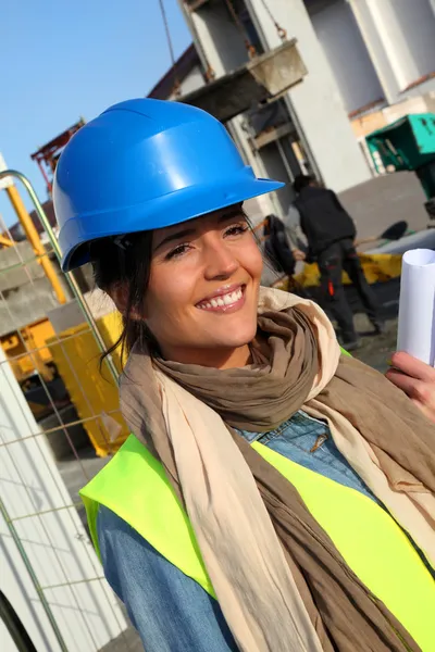 Портрет улыбающегося архитектора на строительной площадке — стоковое фото