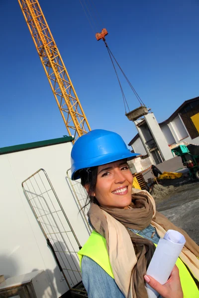 Portret van lachende architect op een bouwplaats — Stockfoto