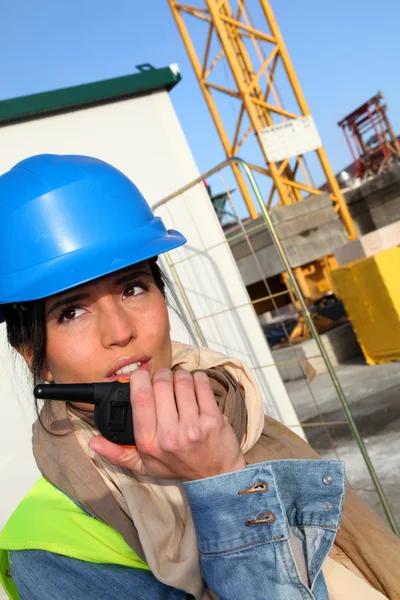 Administrador del sitio usando walkie-talkie en el sitio de construcción — Foto de Stock