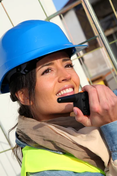 Administrador del sitio usando walkie-talkie en el sitio de construcción —  Fotos de Stock