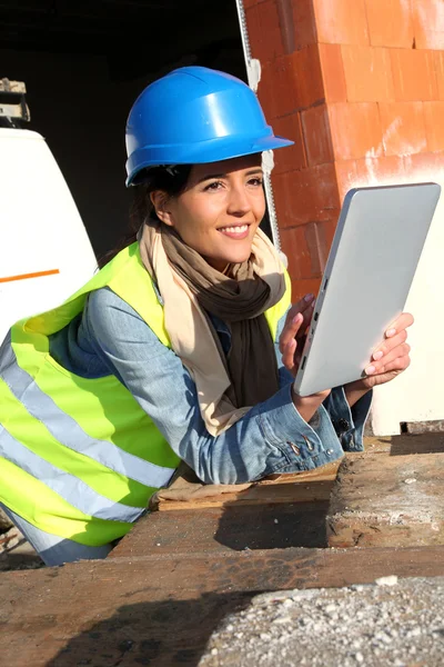 Architetto in cantiere con tablet elettronico — Foto Stock