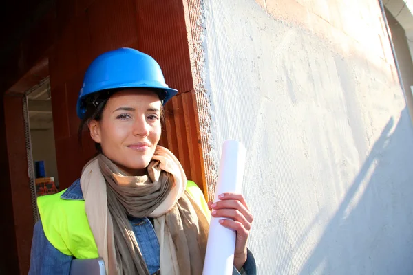 Жінка архітектор стоїть на будівельному майданчику — стокове фото