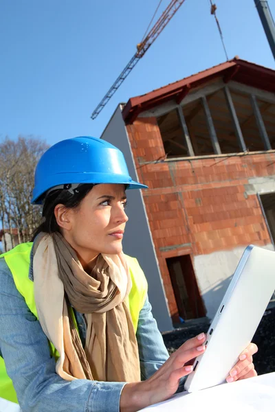 Arquitecto en el sitio de construcción utilizando tableta electrónica — Foto de Stock