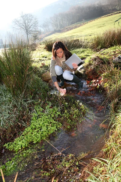 Femme scientifique et questions environnementales — Photo