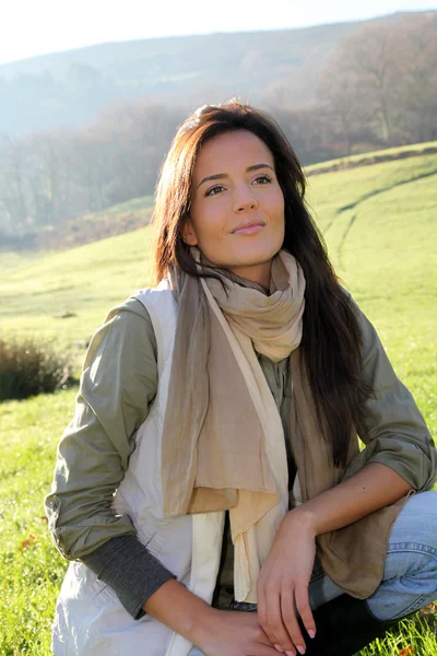 Retrato de jovem mulher no campo de campo — Fotografia de Stock