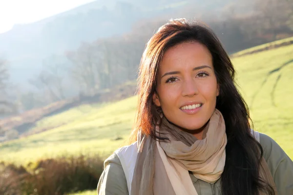 Portrait of young woman in country field — Stock Photo, Image