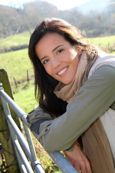 Portrait of young woman in country field — Stock Photo, Image