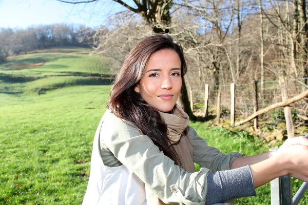 Portret van een jonge vrouw in het veld land — Stockfoto