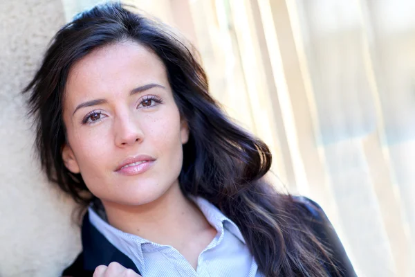 Jonge vrouw wandelen in de stad — Stockfoto