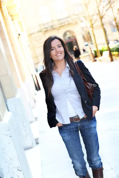 Hermosa mujer caminando en la ciudad — Foto de Stock