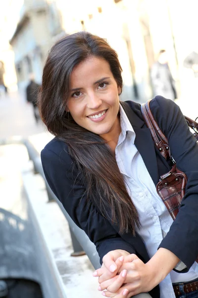 Portrait of beautiful smiling woman in town — Stock Photo, Image