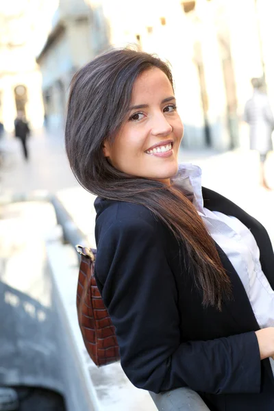 Retrato de bela mulher sorridente na cidade — Fotografia de Stock