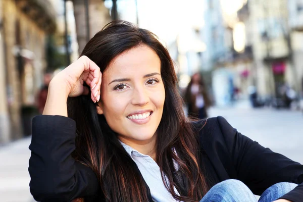 Portrait of beautiful smiling woman in town — Stock Photo, Image