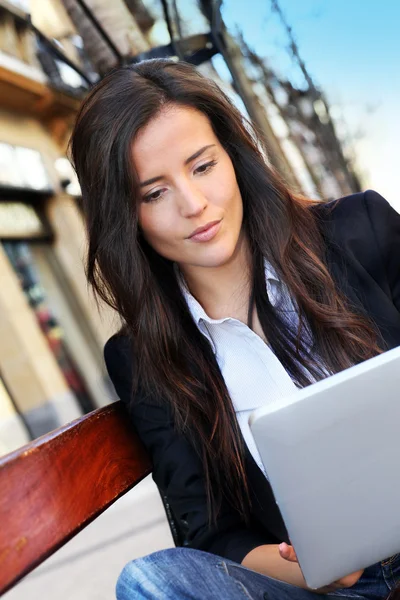 Vrouw zitten op openbare bank met Tablet PC — Stockfoto