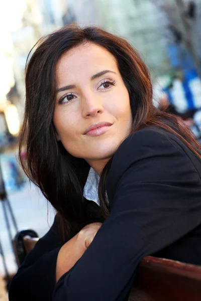 Retrato de una hermosa mujer sonriente en la ciudad —  Fotos de Stock