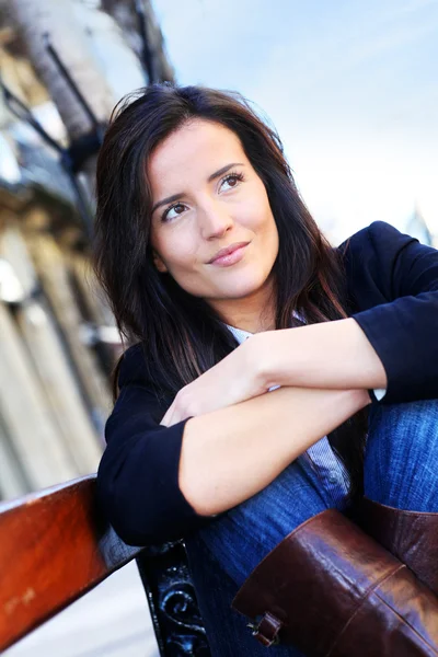 Retrato de una hermosa mujer sonriente en la ciudad —  Fotos de Stock