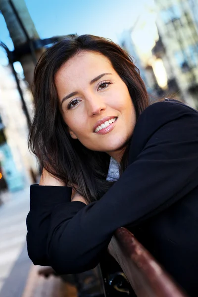 Retrato de una hermosa mujer sonriente en la ciudad — Foto de Stock