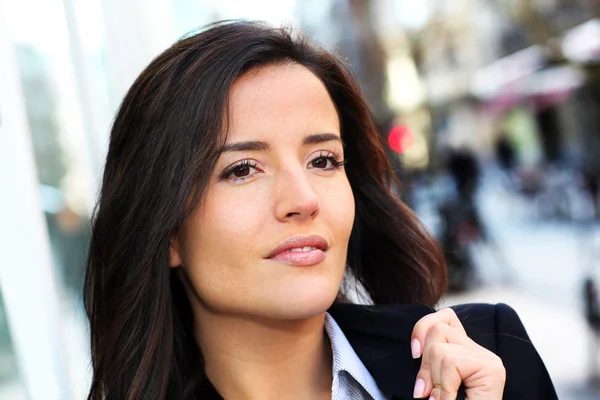 Beautiful woman walking in town — Stock Photo, Image