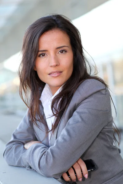 Retrato de una hermosa mujer de negocios de pie afuera — Foto de Stock