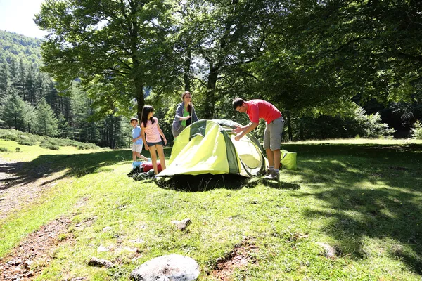 Famille faisant du camping dans la forêt — Photo