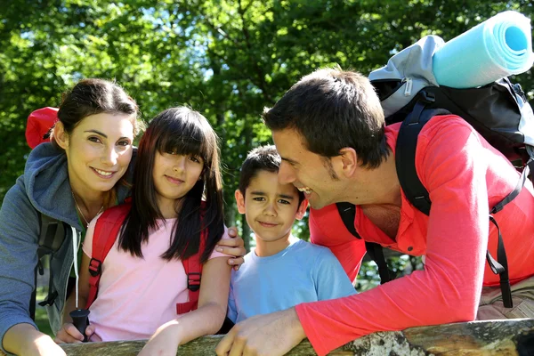 Family on a hiking day resting along fence — Stock Photo, Image