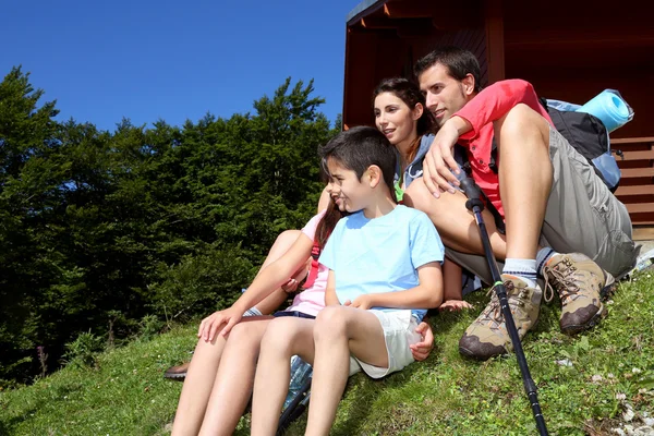 Familie bei einem Wandertag in den Bergen mit Blick auf die Aussicht — Stockfoto