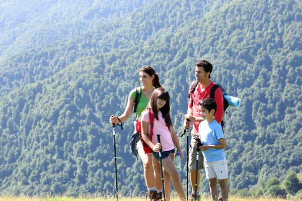 Família em um dia de trekking nas montanhas — Fotografia de Stock