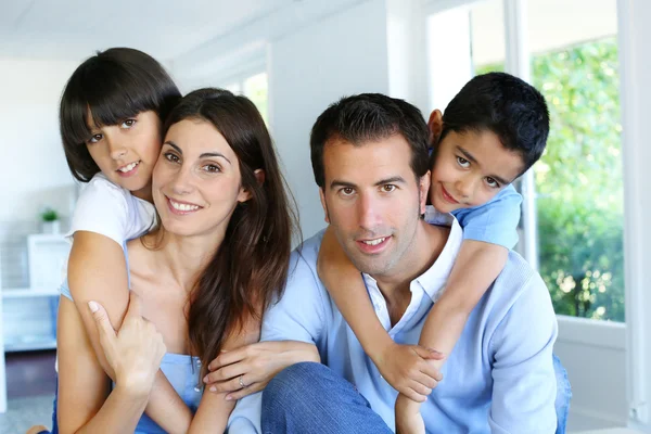 Familjen koppla av i soffan hemma — Stockfoto