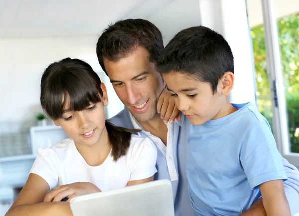 Vater und Kinder surfen mit digitalem Tablet — Stockfoto