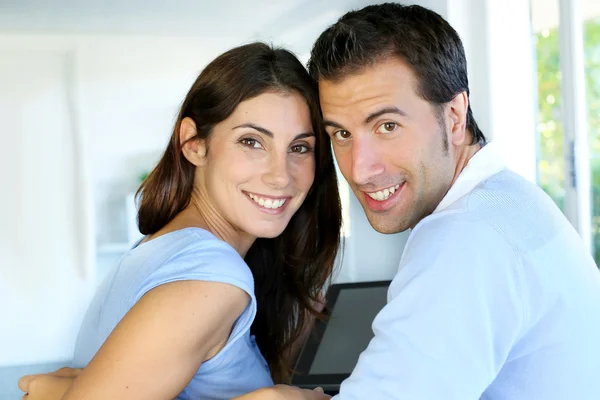 Närbild av glada paret sitter i soffa — Stockfoto