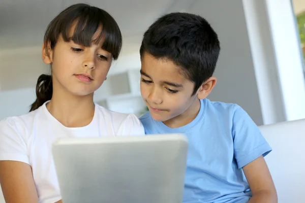 Enfants jouant avec une tablette électronique à la maison — Photo