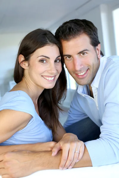 Close-up van vrolijke paar zitten in Bank — Stockfoto