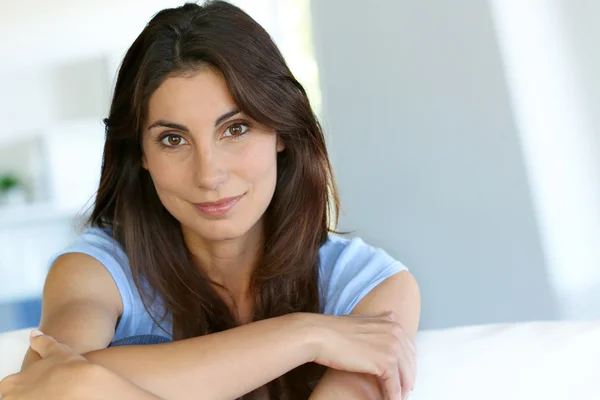 Retrato de mujer morena atractiva —  Fotos de Stock