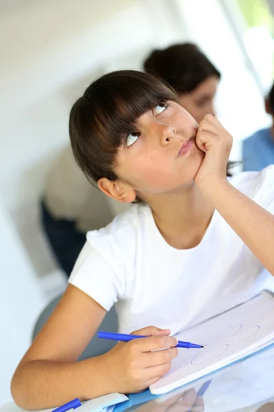 Closeup μαθήτρια στην τάξη με το στοχαστικό βλέμμα — Φωτογραφία Αρχείου