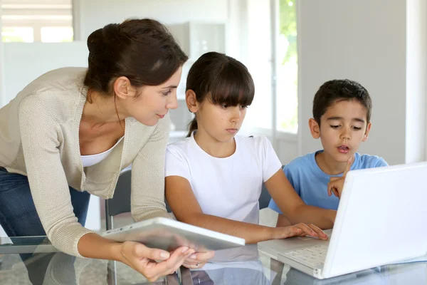 Onderwijs en nieuwe technologieën op school — Stockfoto