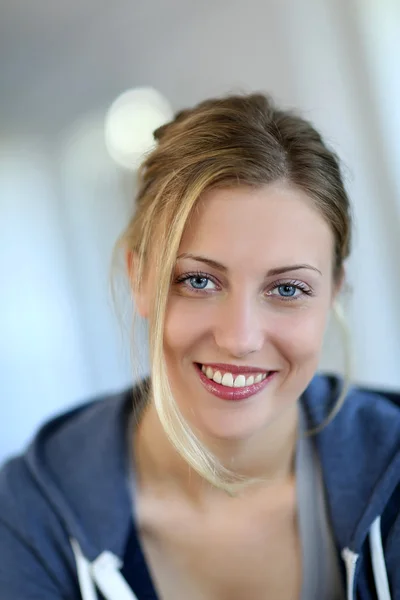 Retrato de jovem alegre com olhos azuis — Fotografia de Stock