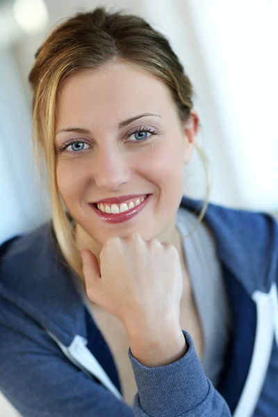 Portret van vrolijke jonge kerel met blauwe ogen — Stockfoto