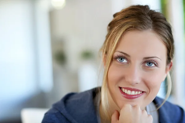 Retrato de joven alegre con ojos azules —  Fotos de Stock