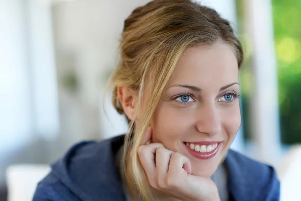 Porträt eines fröhlichen jungen Mannes mit blauen Augen — Stockfoto