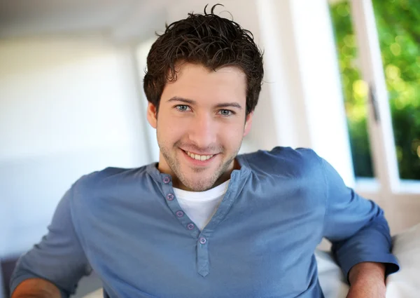 Portrét veselý mladík s modrýma očima — Stock fotografie